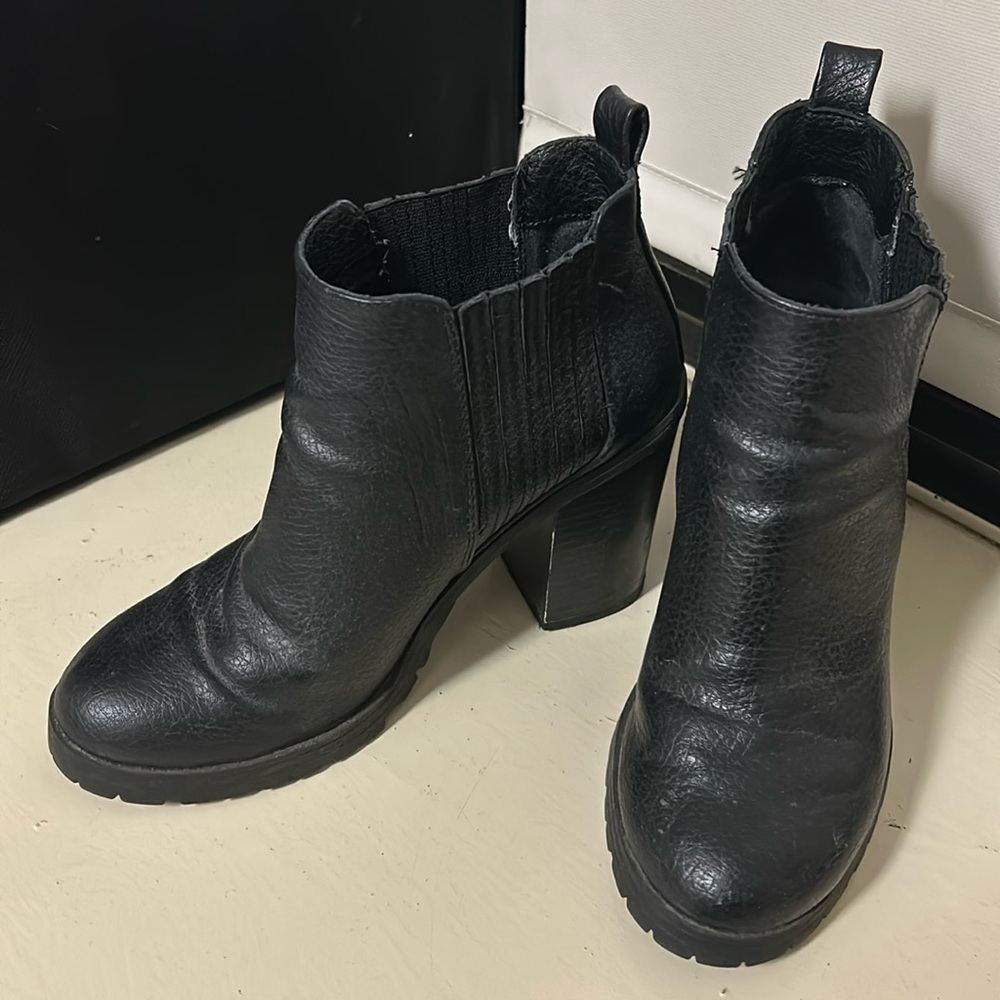Sam and Libby size 7 heeled booties